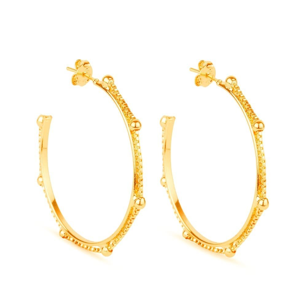 cat-9784cce7daff5a7c.jpg Brinco Dourado de Argola com Corrente Esferas e Pérolas - Imagem 1